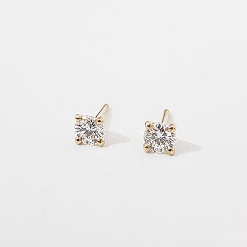 0.70 Carat Diamond 18K Gold Stud Earrings.